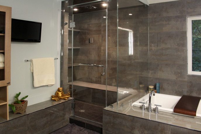 Aménagement d'une salle de bain principale moderne en bois clair de taille moyenne avec un mur gris, un placard à porte plane, une baignoire posée, une douche d'angle, un sol en ardoise, une vasque, un plan de toilette en béton, un sol noir et une cabine de douche à porte battante.