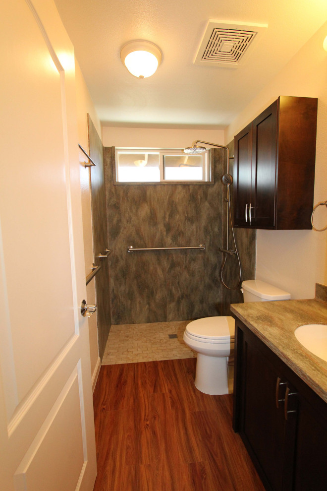 Bild på ett funkis flerfärgad flerfärgat badrum, med skåp i shakerstil, skåp i mörkt trä, en kantlös dusch, en toalettstol med separat cisternkåpa, vita väggar, vinylgolv, ett integrerad handfat, bänkskiva i akrylsten och flerfärgat golv