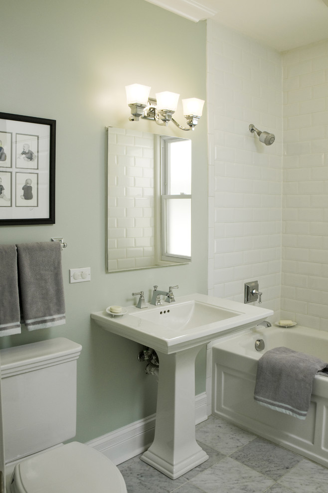 Diseño de cuarto de baño tradicional con lavabo con pedestal y baldosas y/o azulejos de cemento