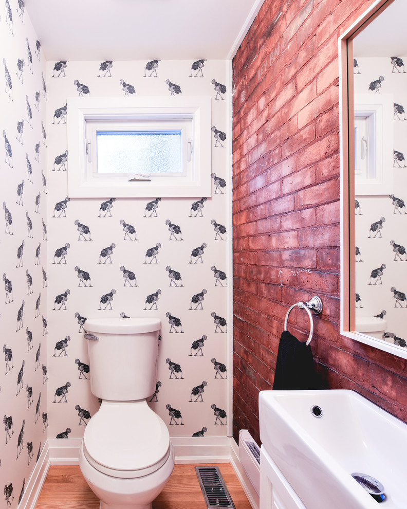 Kleines Modernes Duschbad mit Toilette mit Aufsatzspülkasten, braunem Holzboden und Einbauwaschbecken in Ottawa