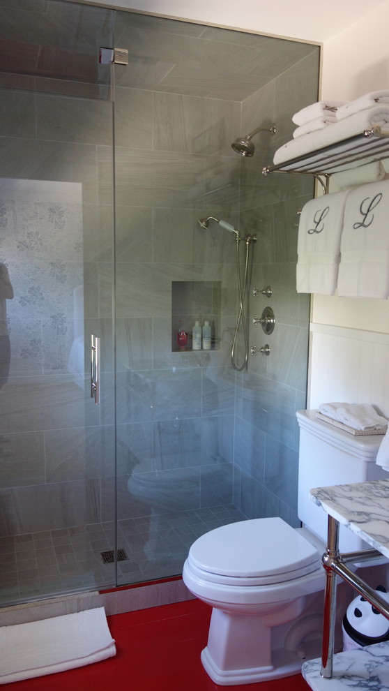 Foto di una piccola stanza da bagno moderna con WC monopezzo, piastrelle grigie e pavimento in legno verniciato