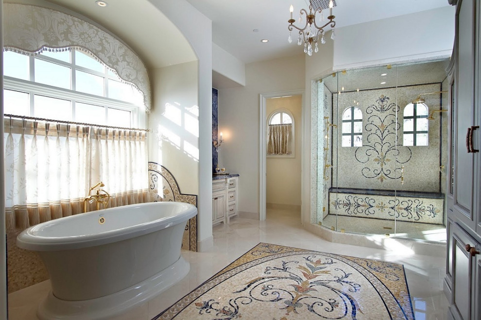 Modelo de cuarto de baño principal rústico grande con baldosas y/o azulejos beige, baldosas y/o azulejos en mosaico, suelo con mosaicos de baldosas y suelo beige
