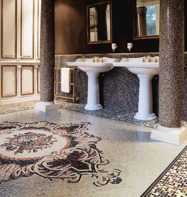 Idées déco pour une grande salle de bain principale victorienne avec un carrelage marron, mosaïque, un sol en carrelage de terre cuite et un sol beige.