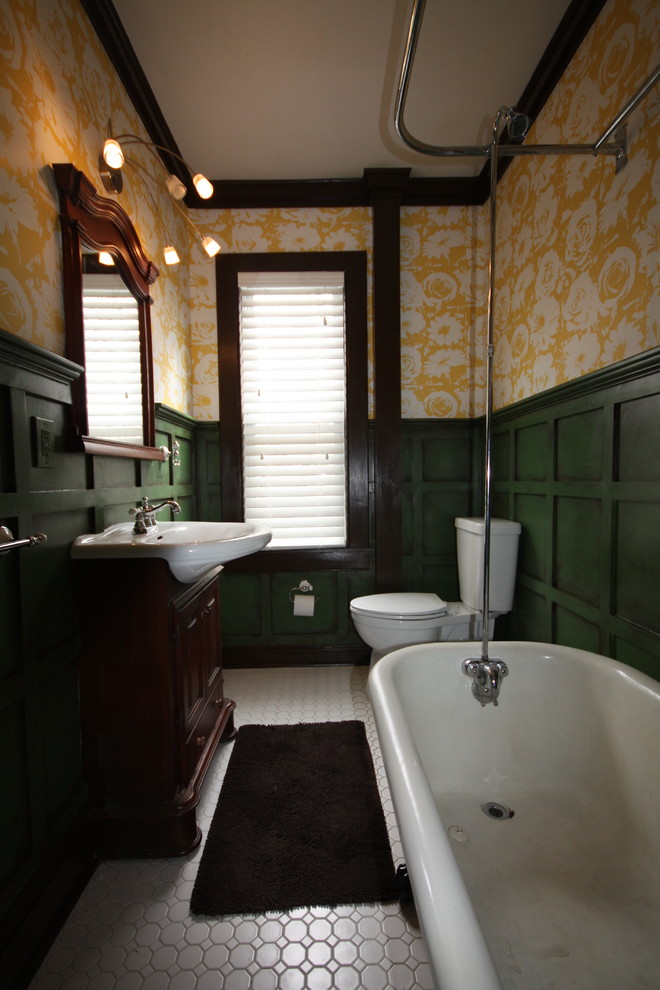 Idéer för att renovera ett mellanstort vintage en-suite badrum, med ett piedestal handfat, luckor med upphöjd panel, bruna skåp, granitbänkskiva, ett badkar med tassar, en dusch/badkar-kombination, en toalettstol med separat cisternkåpa, vit kakel, keramikplattor och gula väggar