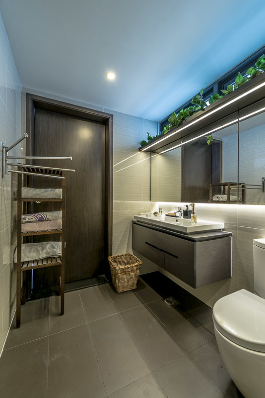 Modelo de cuarto de baño principal actual pequeño con sanitario de una pieza, baldosas y/o azulejos de cerámica, suelo de baldosas de cerámica y lavabo sobreencimera