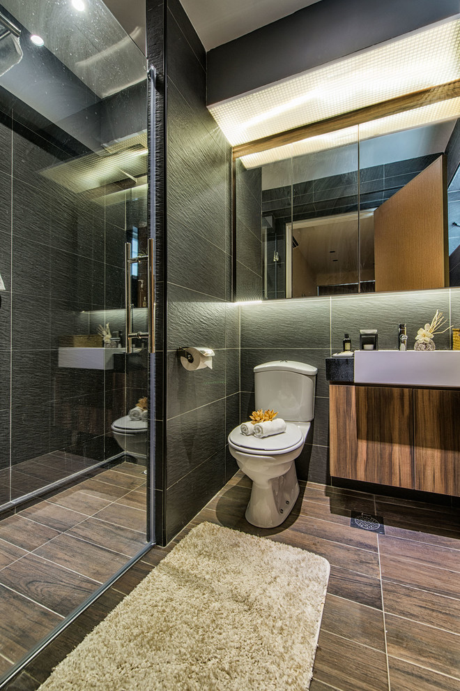 Ejemplo de cuarto de baño principal contemporáneo pequeño con sanitario de una pieza, baldosas y/o azulejos de cerámica, suelo de baldosas de cerámica y lavabo sobreencimera