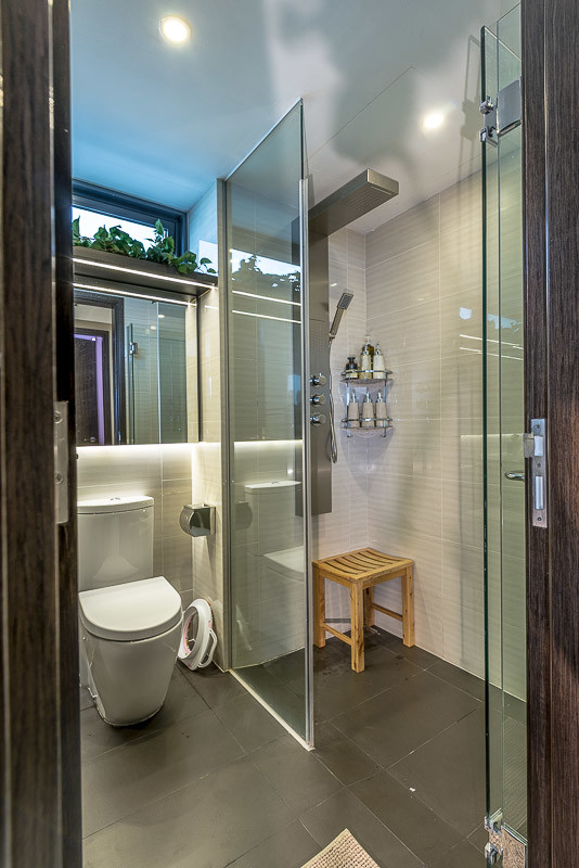 Foto de cuarto de baño principal contemporáneo pequeño con sanitario de una pieza, baldosas y/o azulejos de cerámica, suelo de baldosas de cerámica y lavabo sobreencimera
