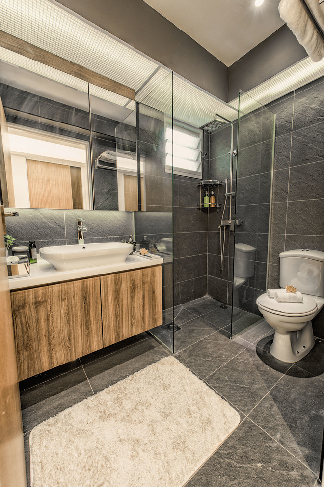 Esempio di una piccola stanza da bagno padronale contemporanea con WC monopezzo, piastrelle in ceramica, pavimento con piastrelle in ceramica e lavabo a bacinella