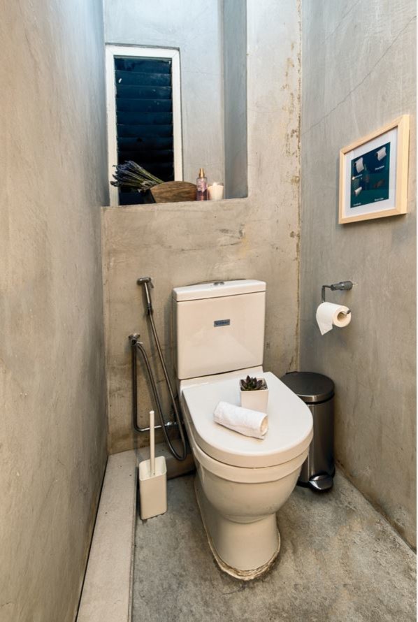Kleine Moderne Gästetoilette mit Toilette mit Aufsatzspülkasten, Zementfliesen, grauer Wandfarbe und Betonboden in Singapur