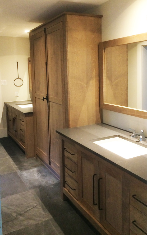 Пример оригинального дизайна: главная ванная комната среднего размера в стиле неоклассика (современная классика) с фасадами в стиле шейкер, светлыми деревянными фасадами, бежевыми стенами, врезной раковиной, столешницей из бетона и серым полом