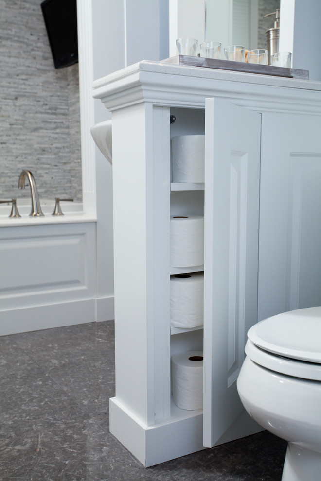 Großes Klassisches Badezimmer En Suite mit profilierten Schrankfronten, weißen Schränken, Einbaubadewanne, grauen Fliesen, Stäbchenfliesen und grauer Wandfarbe in Calgary