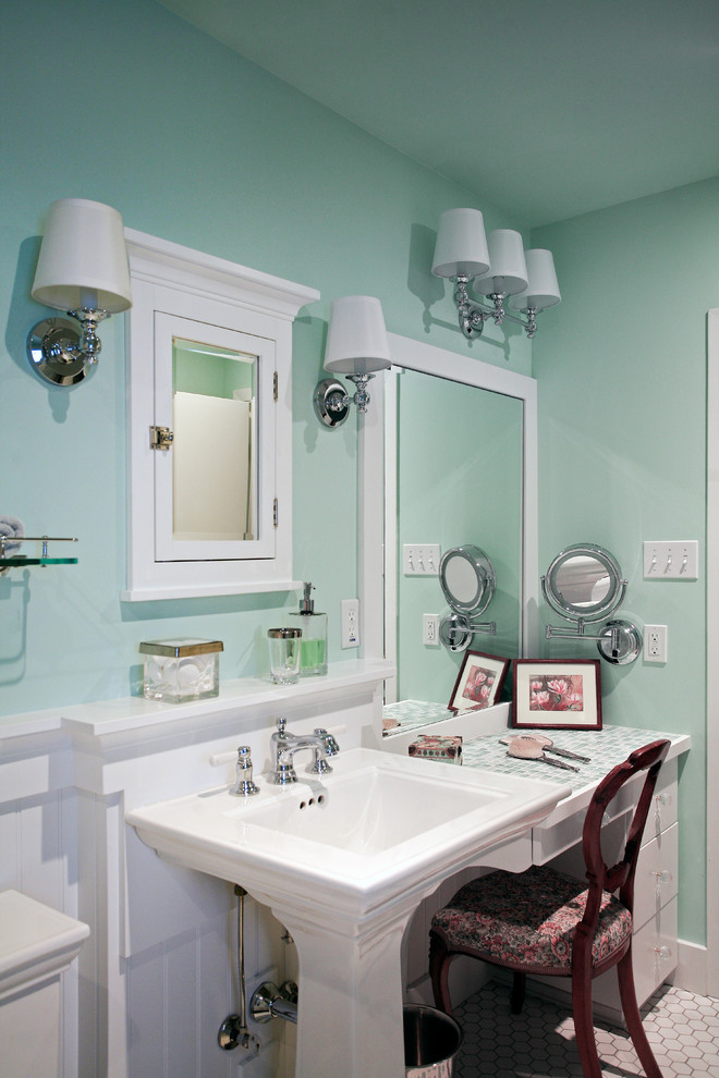 Klassisk inredning av ett mellanstort en-suite badrum, med släta luckor, vita skåp, ett badkar i en alkov, en toalettstol med separat cisternkåpa, beige kakel, grön kakel, mosaik, gröna väggar, cementgolv, ett piedestal handfat och kaklad bänkskiva