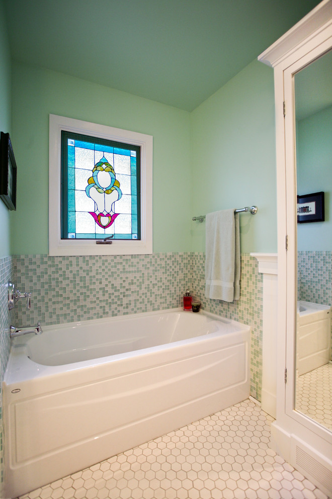 Стильный дизайн: главная ванная комната среднего размера в классическом стиле с ванной в нише, бежевой плиткой, зеленой плиткой, плиткой мозаикой, зелеными стенами и полом из цементной плитки - последний тренд