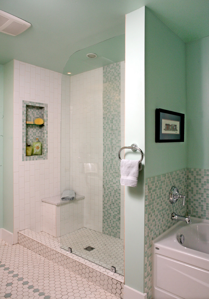 Foto de cuarto de baño principal actual de tamaño medio con bañera empotrada, ducha empotrada, baldosas y/o azulejos beige, baldosas y/o azulejos verdes, baldosas y/o azulejos en mosaico, paredes verdes y suelo de azulejos de cemento