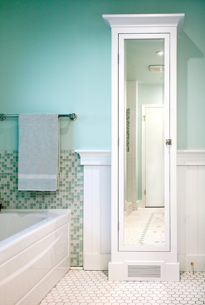 Diseño de cuarto de baño principal clásico de tamaño medio con bañera empotrada, baldosas y/o azulejos beige, baldosas y/o azulejos verdes, baldosas y/o azulejos en mosaico, paredes verdes y suelo de azulejos de cemento