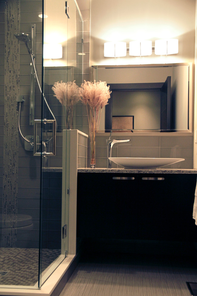 Idée de décoration pour une petite salle de bain minimaliste en bois foncé avec une vasque, un placard à porte plane, un plan de toilette en quartz modifié, une douche d'angle, WC à poser, un carrelage noir et des carreaux de porcelaine.