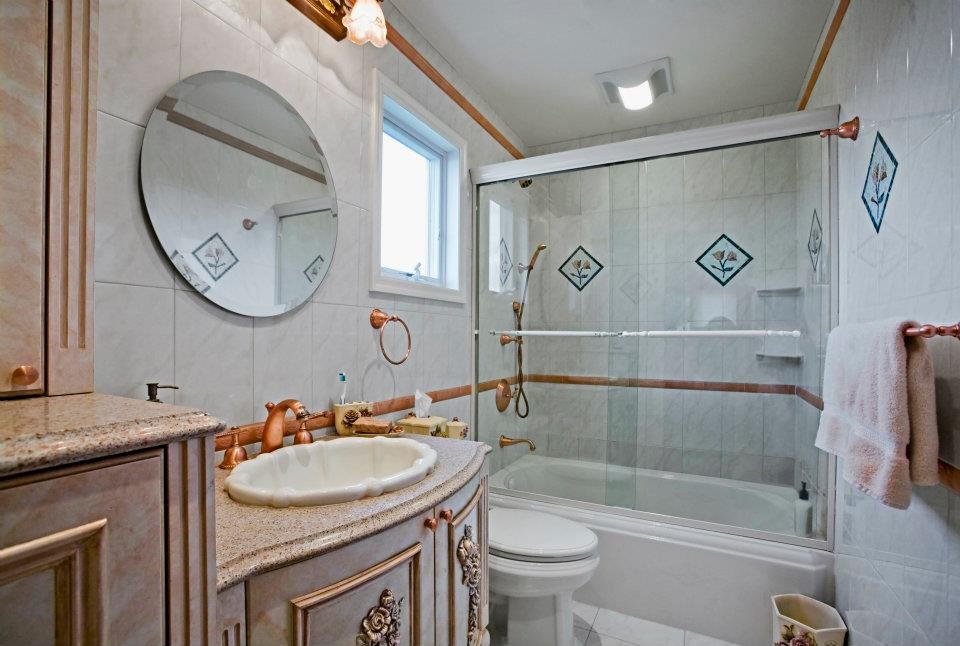 Свежая идея для дизайна: ванная комната в средиземноморском стиле с накладной раковиной, фасадами островного типа, светлыми деревянными фасадами, столешницей из искусственного кварца, ванной в нише, душем над ванной, унитазом-моноблоком, белой плиткой и каменной плиткой - отличное фото интерьера