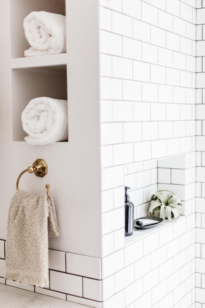Стильный дизайн: большая детская ванная комната в стиле ретро с фасадами в стиле шейкер, темными деревянными фасадами, ванной в нише, душем над ванной, раздельным унитазом, белой плиткой, плиткой кабанчик, белыми стенами, полом из цементной плитки, врезной раковиной, столешницей из искусственного кварца, разноцветным полом, шторкой для ванной, белой столешницей, нишей, тумбой под две раковины и подвесной тумбой - последний тренд