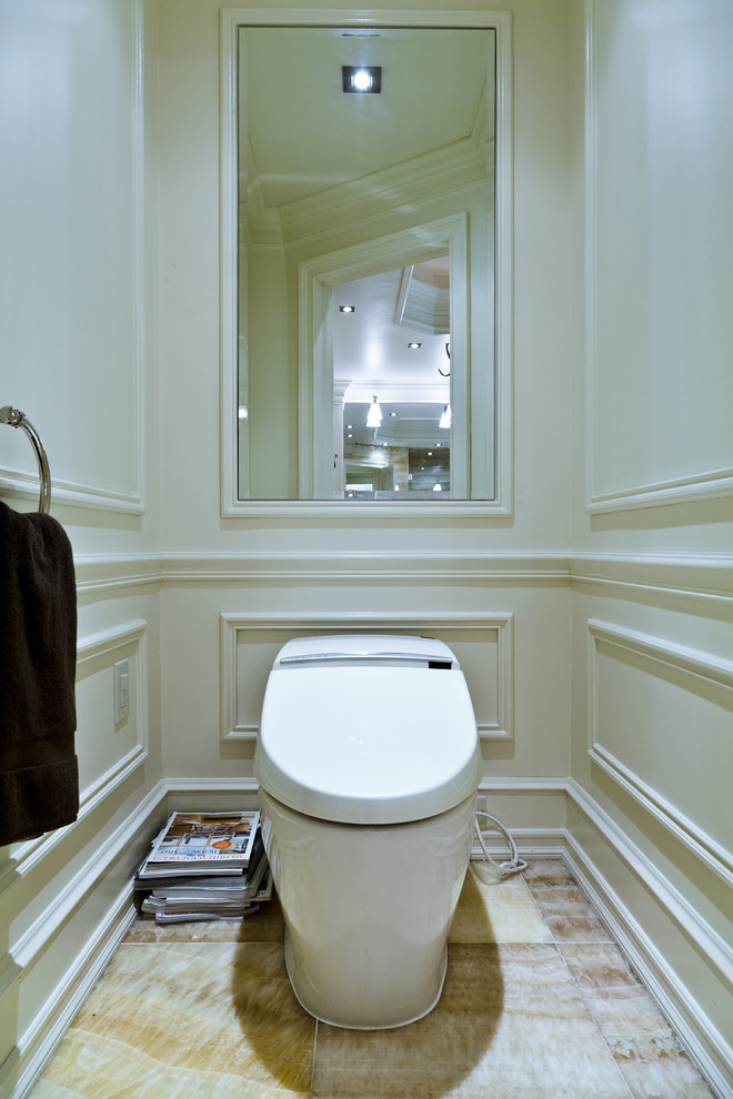 Idee per un bagno di servizio chic di medie dimensioni con lavabo sottopiano, ante con bugna sagomata, ante bianche, top in marmo, WC monopezzo, pareti bianche e parquet chiaro