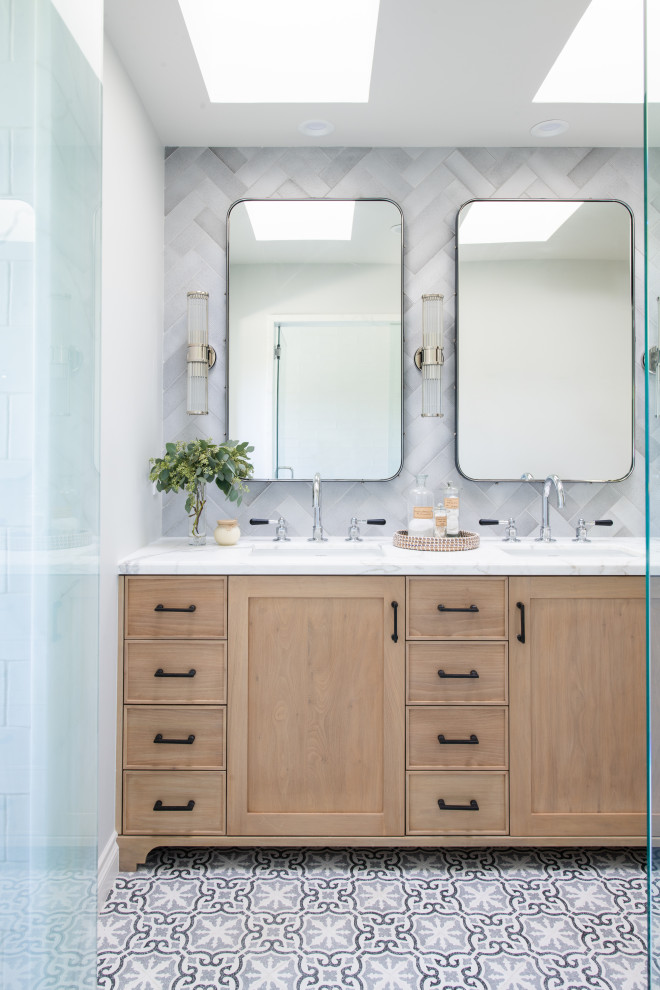 Foto på ett stort vintage grå badrum med dusch, med skåp i shakerstil, skåp i ljust trä, grå kakel, grå väggar, ett undermonterad handfat och flerfärgat golv