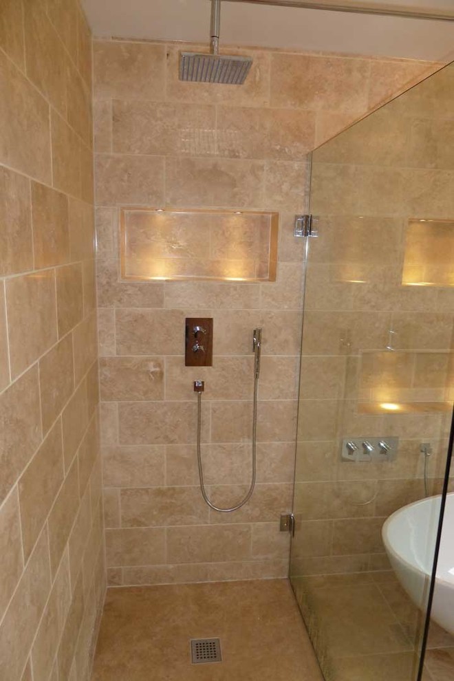 Пример оригинального дизайна: большая главная ванная комната в стиле модернизм с бежевой плиткой, каменной плиткой и полом из травертина