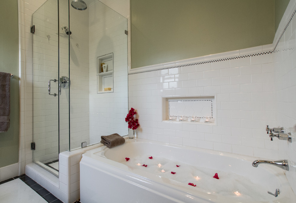 Inspiration för mellanstora klassiska en-suite badrum, med vit kakel, keramikplattor, ett platsbyggt badkar, gröna väggar, klinkergolv i keramik och en dusch i en alkov