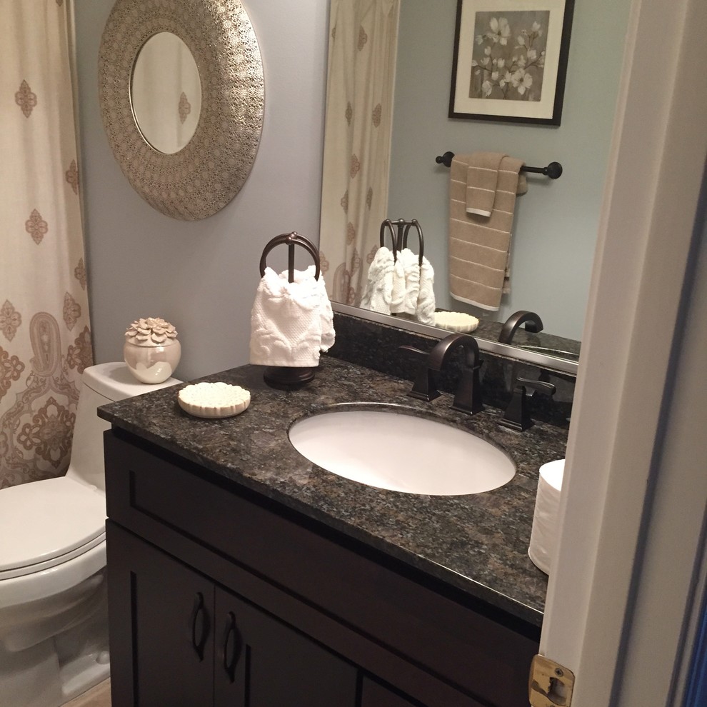 Exempel på ett litet klassiskt badrum för barn, med skåp i shakerstil, bruna skåp, ett badkar i en alkov, en dusch/badkar-kombination, en toalettstol med hel cisternkåpa, blå väggar, travertin golv, ett undermonterad handfat, granitbänkskiva, beiget golv och dusch med duschdraperi