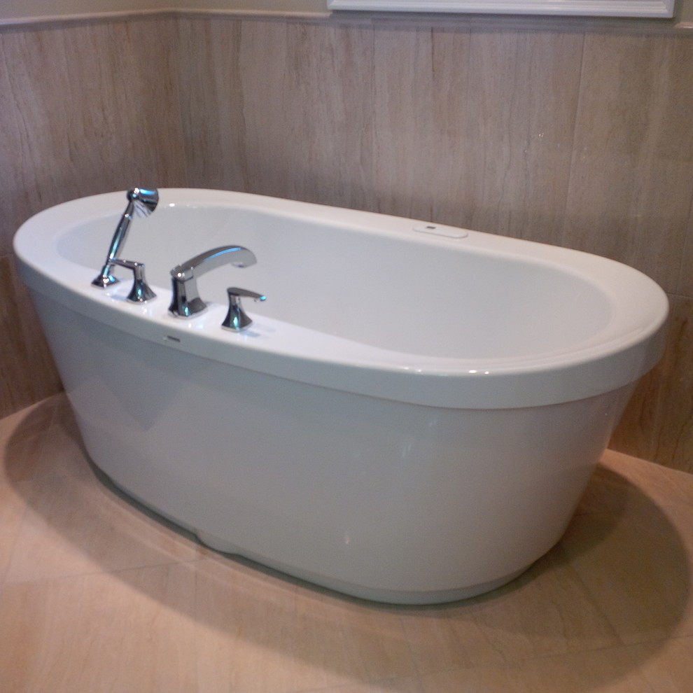 Inspiration för ett funkis en-suite badrum, med beige kakel, porslinskakel, beige väggar, klinkergolv i porslin och ett fristående badkar