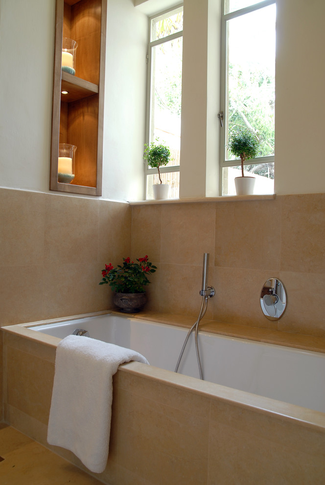 Modelo de cuarto de baño contemporáneo con bañera encastrada sin remate, baldosas y/o azulejos beige y ventanas