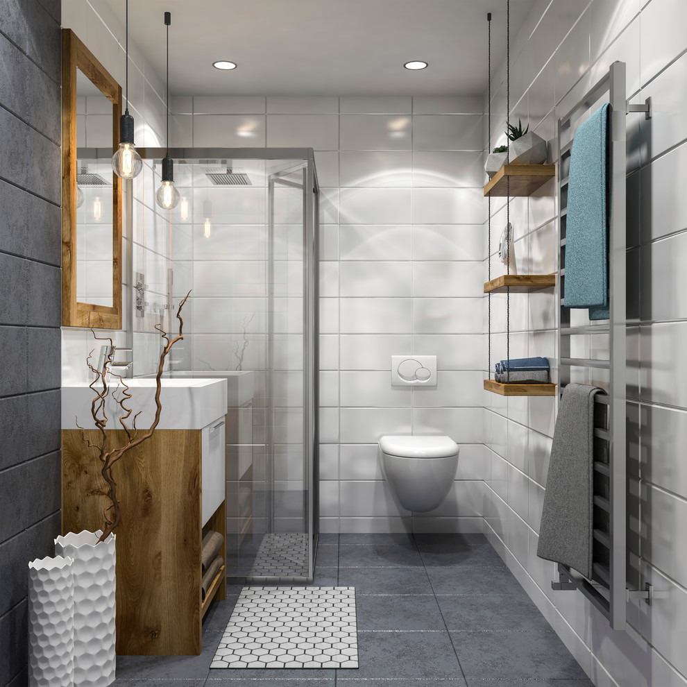 Mittelgroßes Modernes Duschbad mit Schrankfronten im Shaker-Stil, hellbraunen Holzschränken, Eckdusche, Toilette mit Aufsatzspülkasten, weißen Fliesen, weißer Wandfarbe, Keramikboden, Einbauwaschbecken und Mineralwerkstoff-Waschtisch in Vancouver