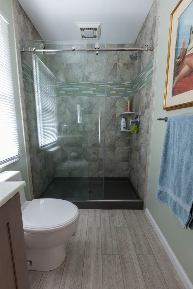 На фото: главная ванная комната среднего размера в морском стиле с врезной раковиной, фасадами в стиле шейкер, мраморной столешницей, душем в нише, унитазом-моноблоком, серой плиткой, керамогранитной плиткой, серыми стенами и полом из керамогранита с
