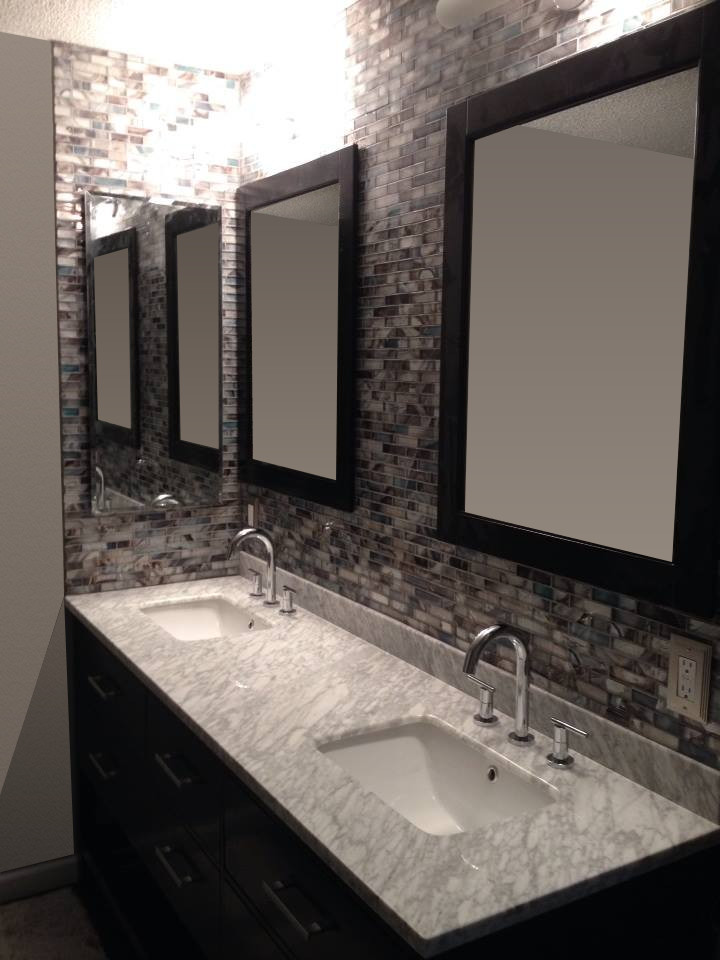 Esempio di una stanza da bagno padronale design di medie dimensioni con piastrelle multicolore, ante lisce, ante nere, piastrelle a listelli, pareti grigie, lavabo sottopiano e top in marmo