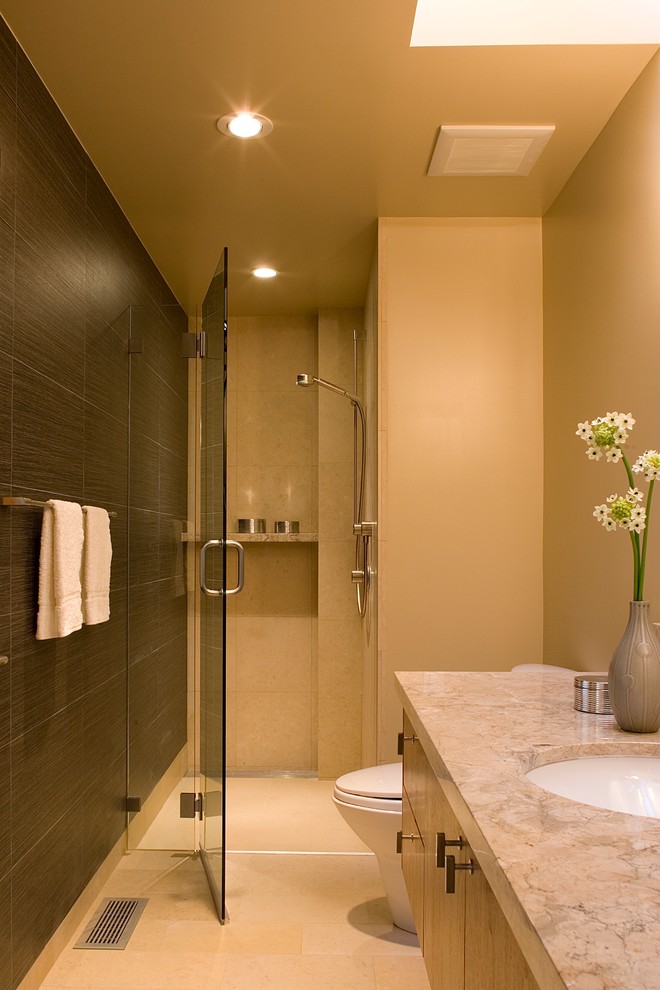 Пример оригинального дизайна: главная ванная комната среднего размера в современном стиле с подвесной раковиной, плоскими фасадами, темными деревянными фасадами, душем без бортиков, унитазом-моноблоком, коричневой плиткой, стеклянной плиткой, коричневыми стенами и полом из керамогранита