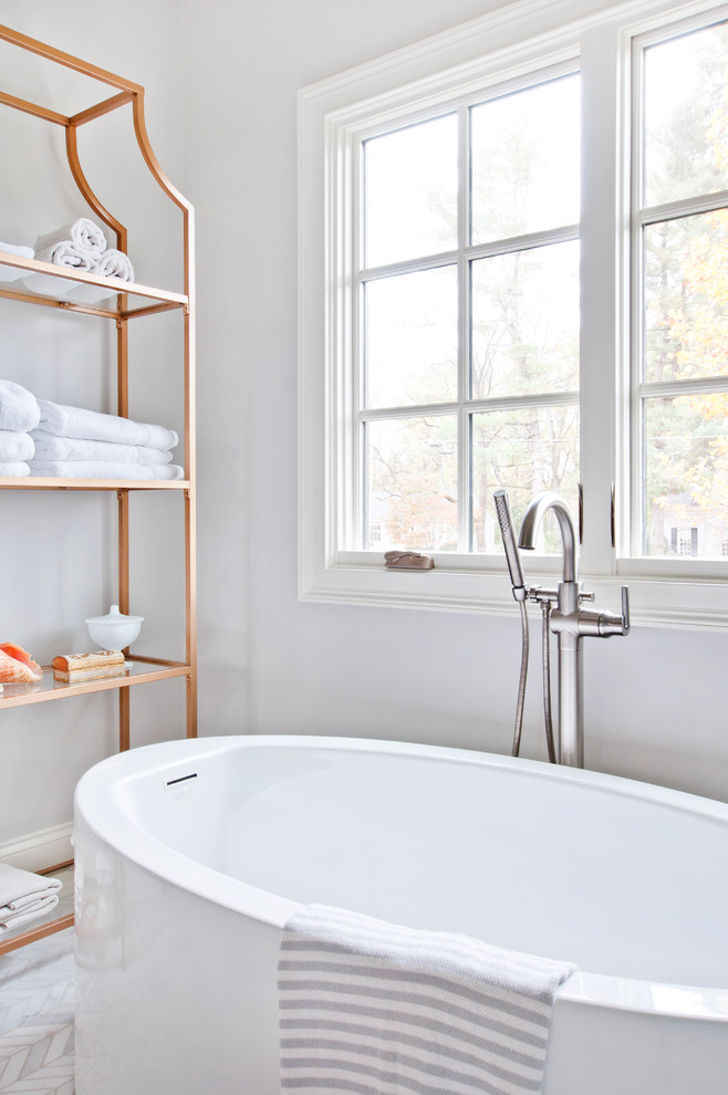 Пример оригинального дизайна: главная ванная комната среднего размера в стиле неоклассика (современная классика) с плоскими фасадами, серыми фасадами, отдельно стоящей ванной, душем в нише, раздельным унитазом, белой плиткой, керамической плиткой, серыми стенами, мраморным полом, врезной раковиной, мраморной столешницей, белым полом, душем с распашными дверями и белой столешницей