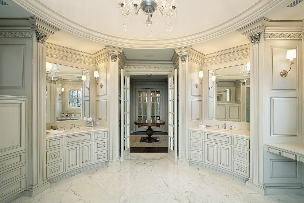 Idées déco pour une salle de bain principale classique avec un placard à porte affleurante, une douche d'angle et un sol en marbre.