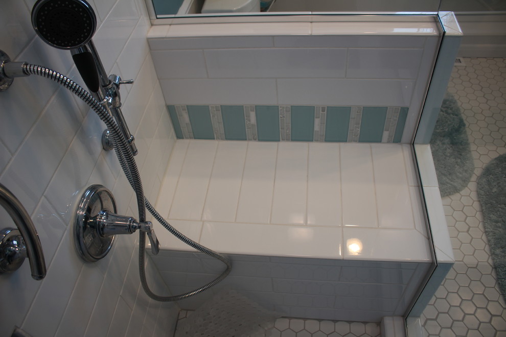 Cette photo montre une grande salle de bain principale chic avec un lavabo intégré, un plan de toilette en marbre, une douche ouverte, WC séparés, un carrelage blanc, des carreaux de porcelaine, un mur multicolore et un sol en carrelage de porcelaine.