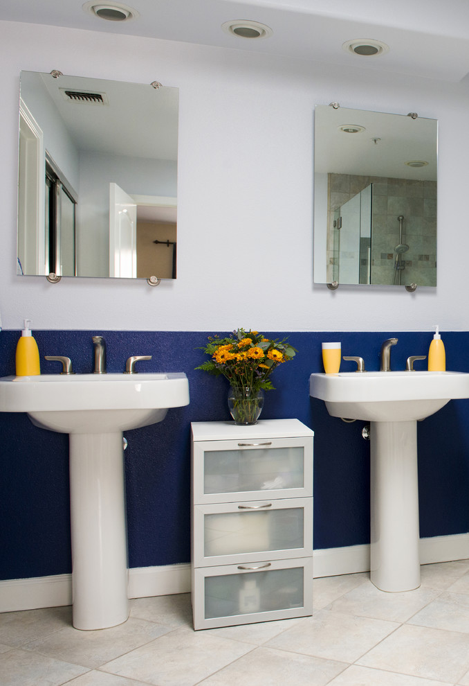 Diseño de cuarto de baño principal moderno grande con lavabo tipo consola, ducha esquinera, sanitario de dos piezas, baldosas y/o azulejos grises, baldosas y/o azulejos de porcelana, paredes azules y suelo de baldosas de cerámica