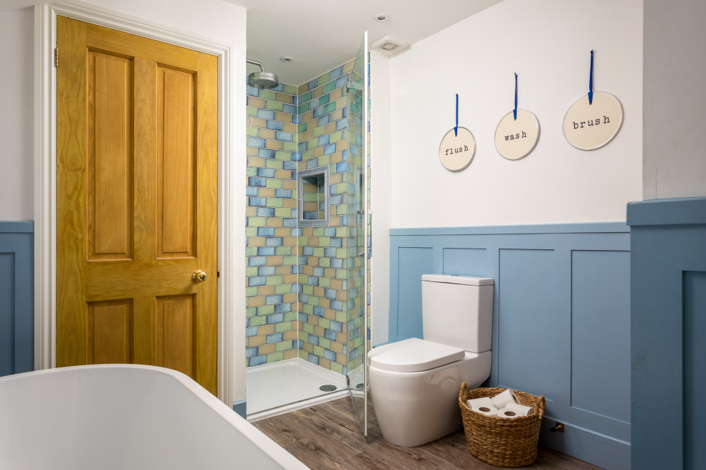Inspiration för mellanstora moderna en-suite badrum, med ett fristående badkar, en hörndusch, en toalettstol med hel cisternkåpa och dusch med gångjärnsdörr