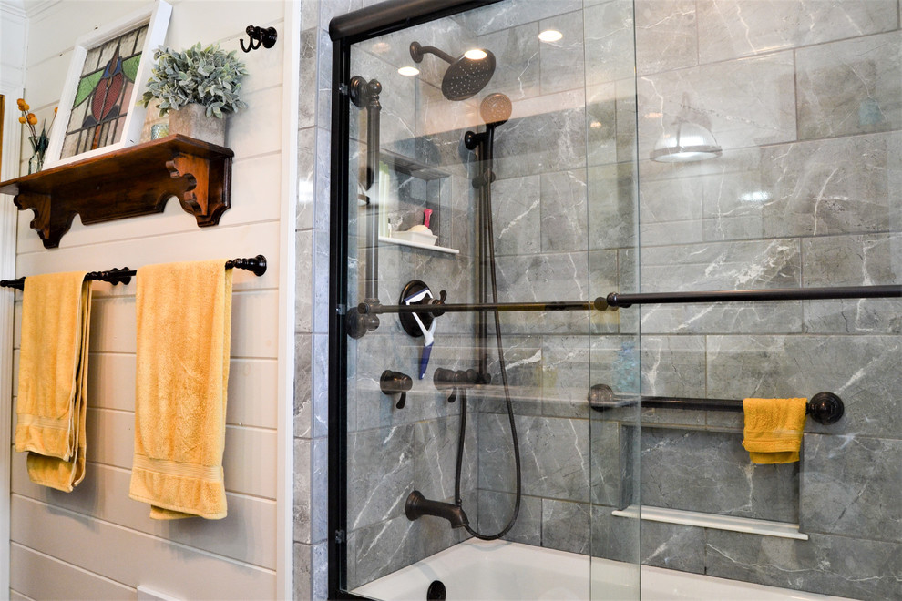 Idéer för mellanstora en-suite badrum, med luckor med infälld panel, svarta skåp, ett badkar med tassar, en dusch/badkar-kombination, en toalettstol med separat cisternkåpa, grå kakel, keramikplattor, vita väggar, mosaikgolv, ett undermonterad handfat, granitbänkskiva, grått golv och dusch med skjutdörr