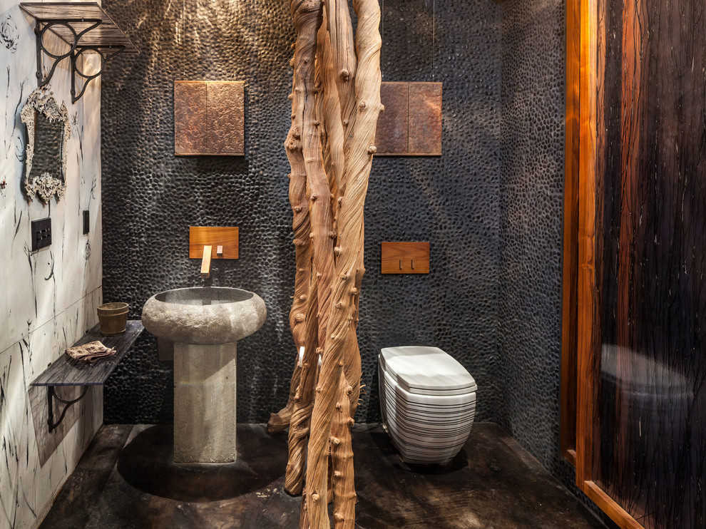 Foto de cuarto de baño urbano con lavabo con pedestal y suelo de cemento