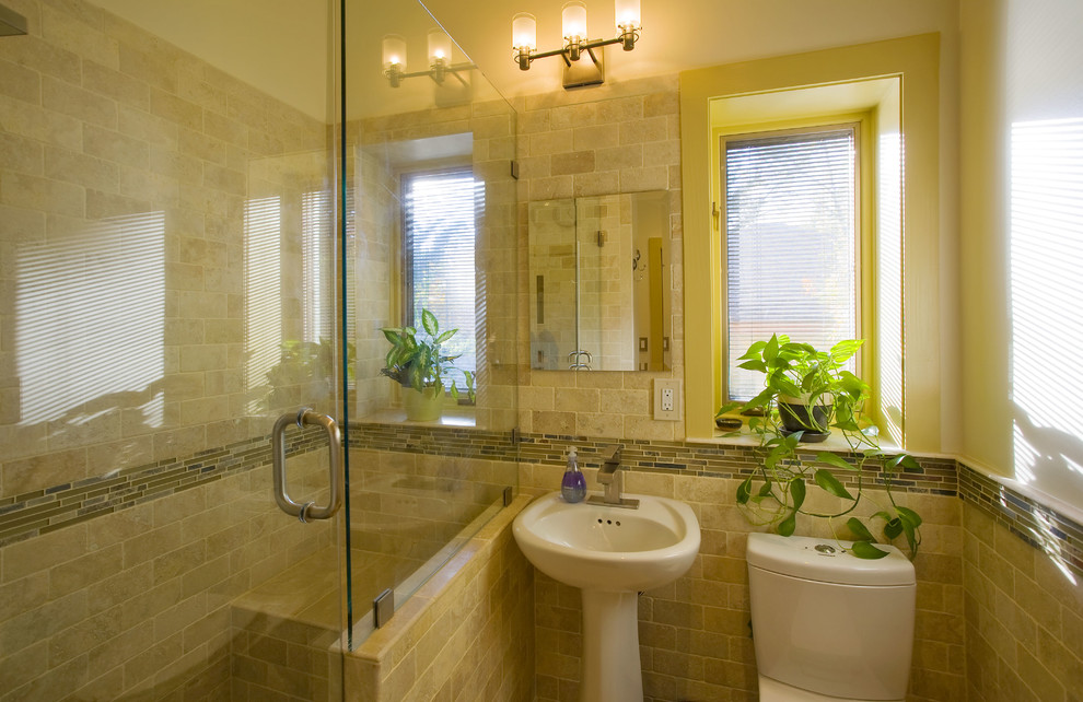 Idee per una stanza da bagno contemporanea di medie dimensioni con piastrelle beige, piastrelle in pietra, lavabo a colonna e pareti bianche