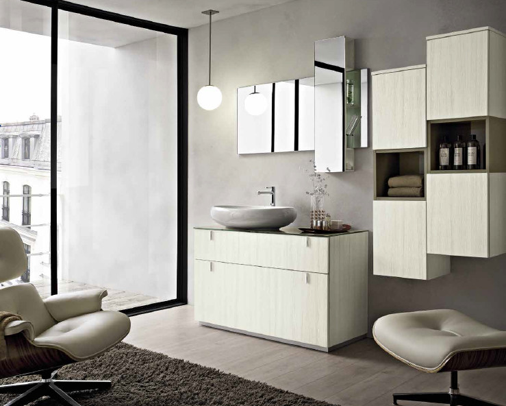 Foto de cuarto de baño principal minimalista grande con armarios con paneles con relieve, puertas de armario beige, encimera de vidrio, baldosas y/o azulejos grises, paredes grises y suelo de cemento
