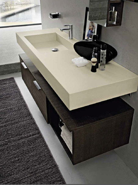 Cette image montre une salle d'eau minimaliste en bois foncé de taille moyenne avec un lavabo encastré, un placard sans porte, un plan de toilette en marbre, un mur gris et sol en béton ciré.