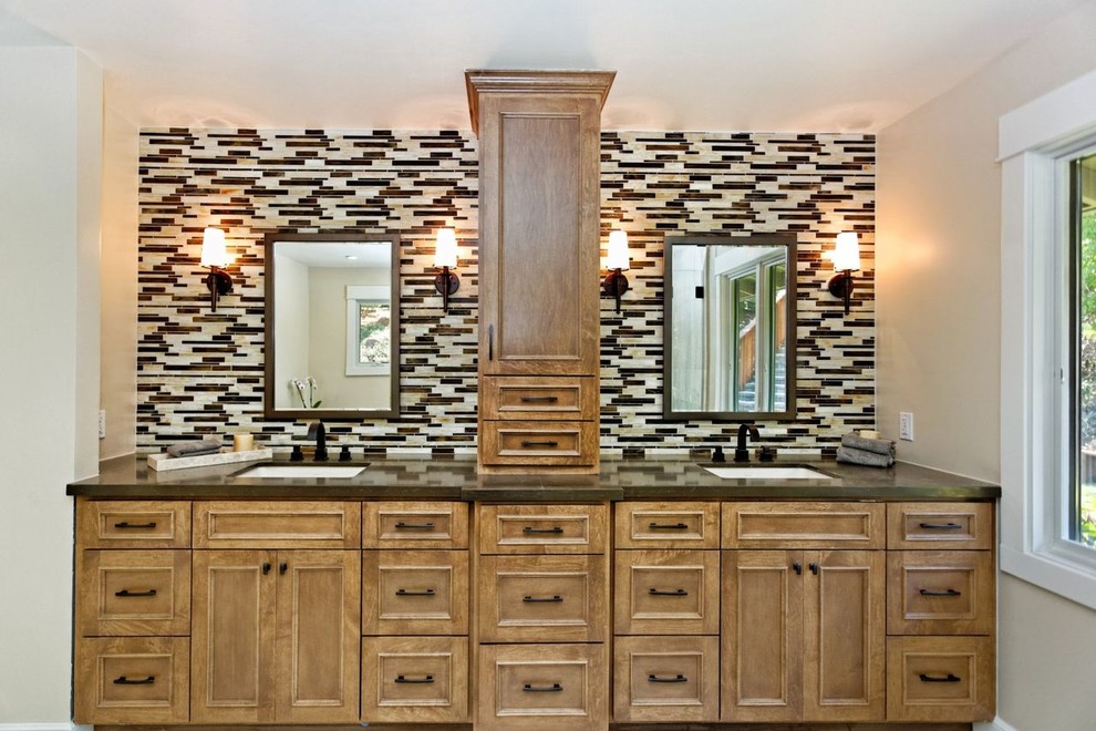 Klassisk inredning av ett mycket stort en-suite badrum, med skåp i shakerstil, skåp i mellenmörkt trä, brun kakel, glaskakel, beige väggar, klinkergolv i terrakotta, ett undermonterad handfat och bänkskiva i kvarts