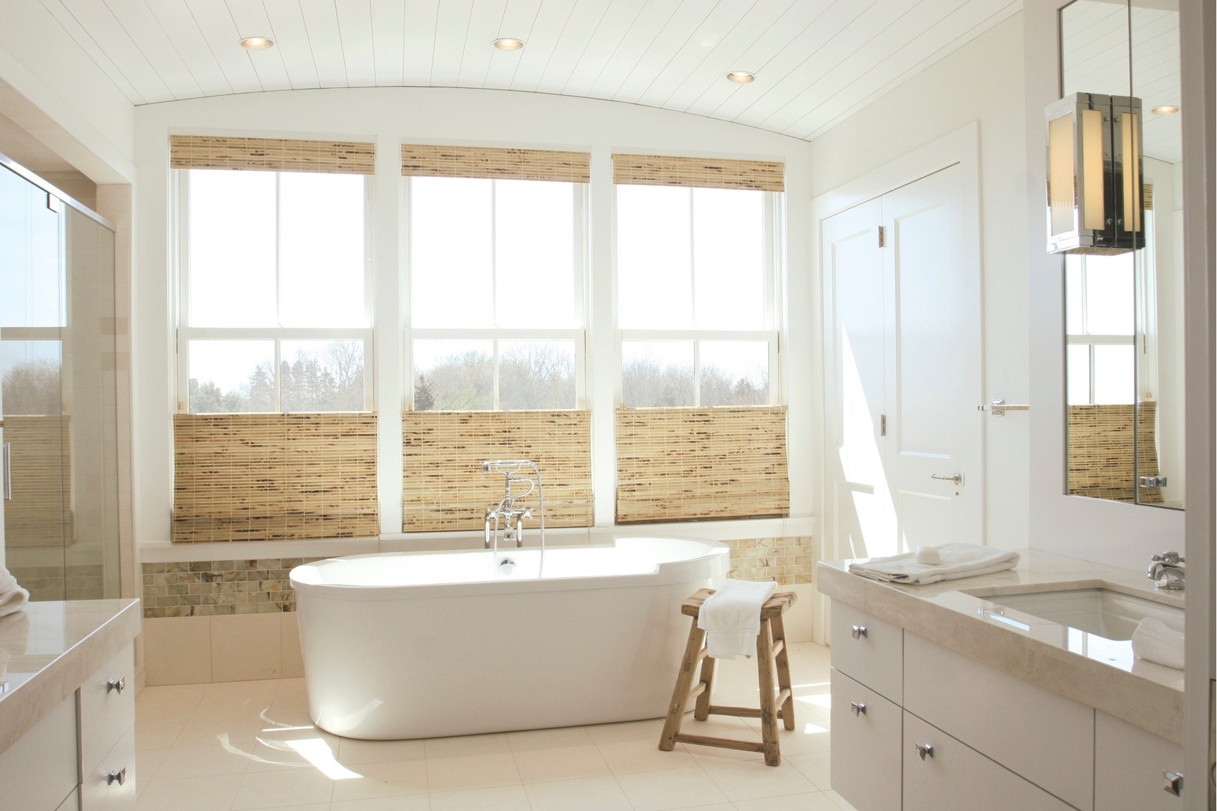 Ванна с большим окном. Небольшая ванная с окном. Санузел с окном. Окно в ванной комнате в частном доме. Интерьер ванной с окном.