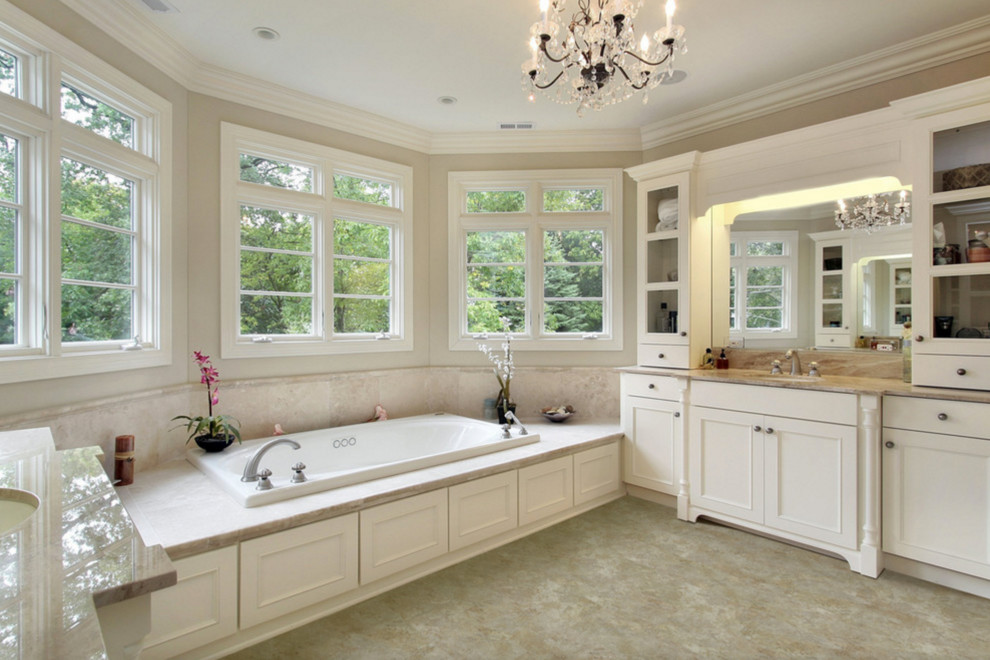 Стильный дизайн: большая главная ванная комната в классическом стиле с белыми фасадами, накладной ванной, бежевой плиткой, керамической плиткой, серыми стенами, столешницей из гранита и фасадами с утопленной филенкой - последний тренд