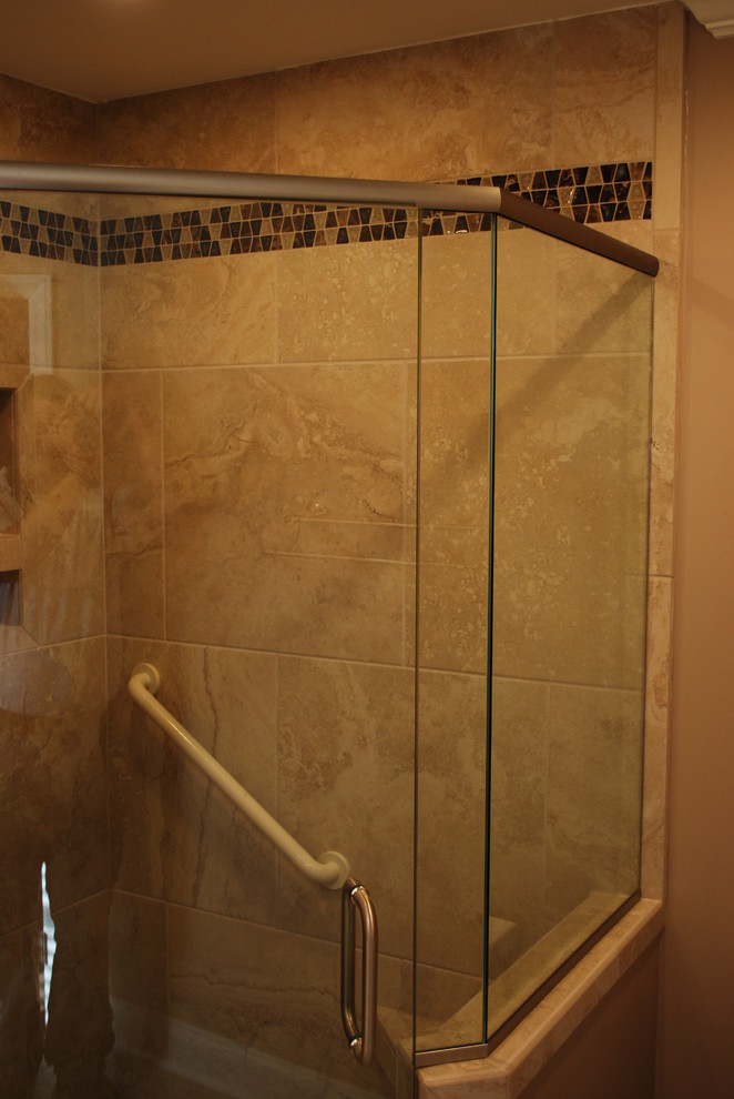 Стильный дизайн: главная ванная комната в классическом стиле с монолитной раковиной, фасадами с выступающей филенкой, фасадами цвета дерева среднего тона, столешницей из искусственного камня, угловым душем и керамической плиткой - последний тренд