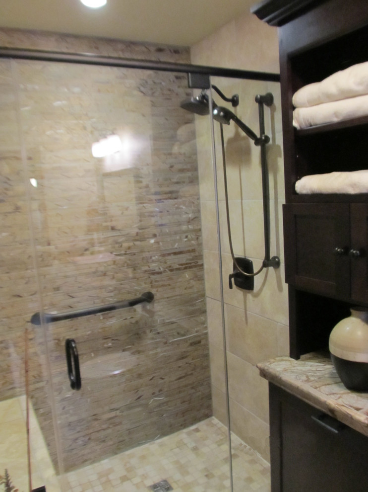 На фото: ванная комната среднего размера в современном стиле с плоскими фасадами, темными деревянными фасадами, столешницей из гранита, двойным душем, разноцветной плиткой, керамической плиткой, душевой кабиной, раздельным унитазом, бежевыми стенами, полом из керамической плитки и настольной раковиной
