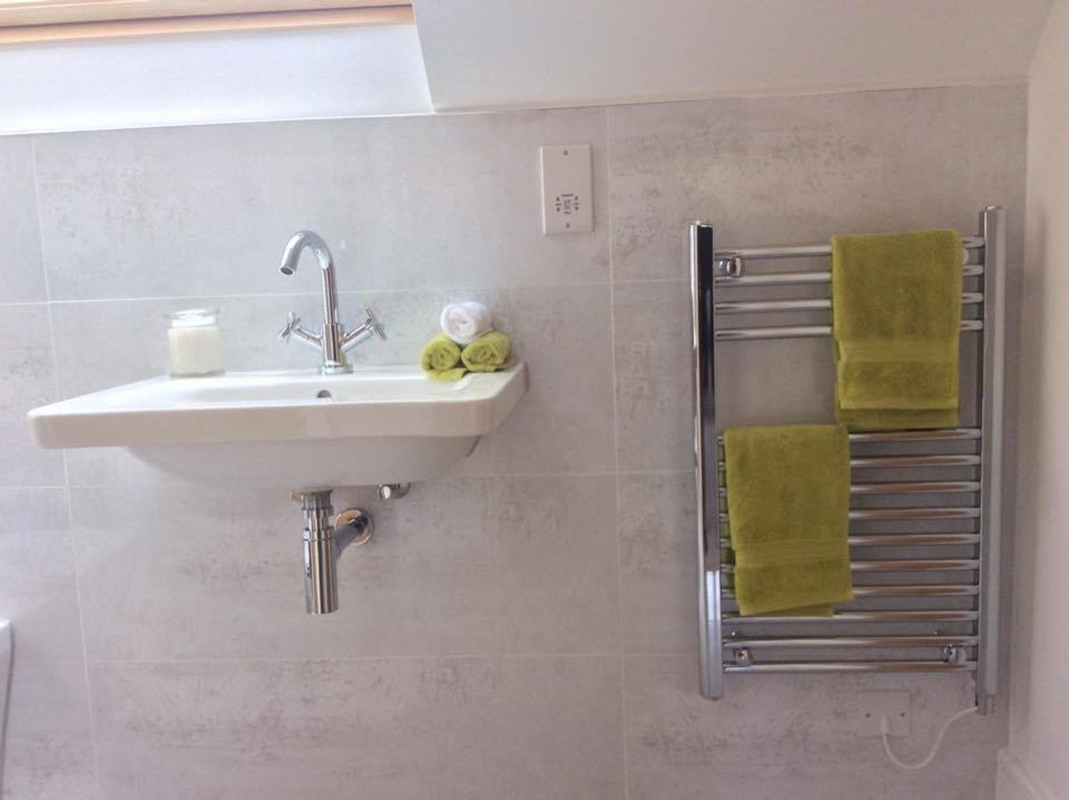 Imagen de cuarto de baño contemporáneo grande con paredes blancas