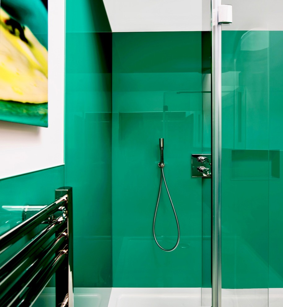 Exempel på ett mellanstort modernt badrum, med en öppen dusch och gröna väggar